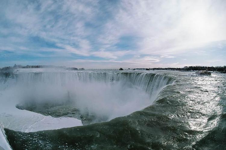 Wodospad Niagara. Rzeka Niagara, która płynie z jeziora Erie do jeziora Ontario, mniej więcej w poło