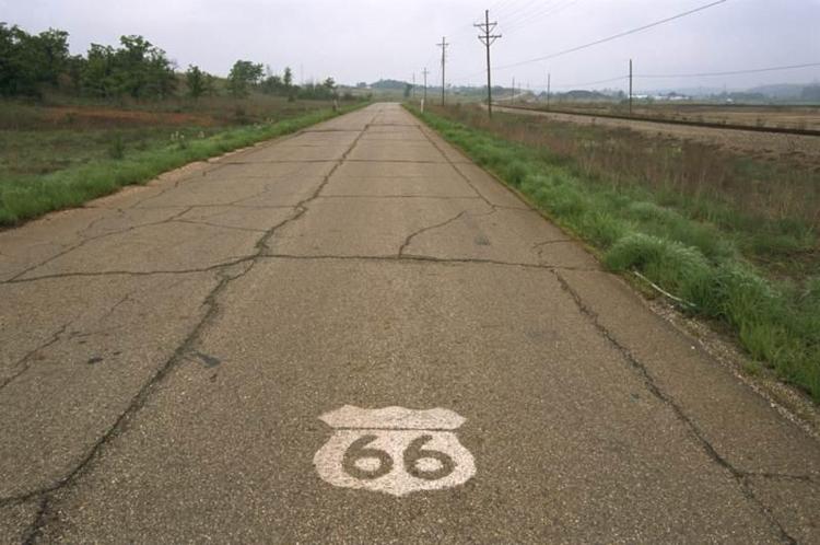 Route 66 - słynna droga transamerykańska, łącząca Chicago na Wschodzie z Los Angeles na Zachodzie.