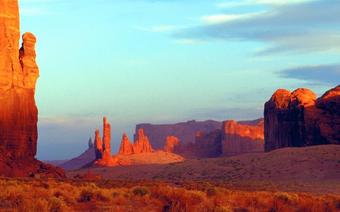 Arizona: Monument Valley. Strzeliste piaskowcowe ostańce znane są z westernów z Johnem Waynem.