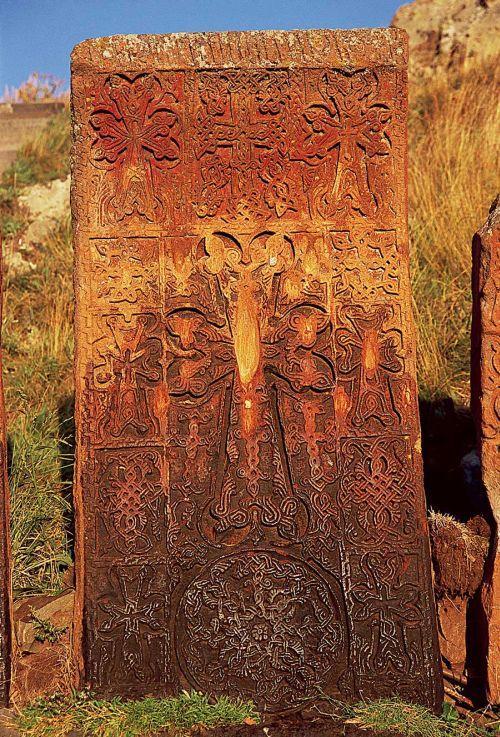 Haczkary. Njastarsz bogato zdobione kamienne nagrobki odnalezione w Armenii pochodzą z IX w.