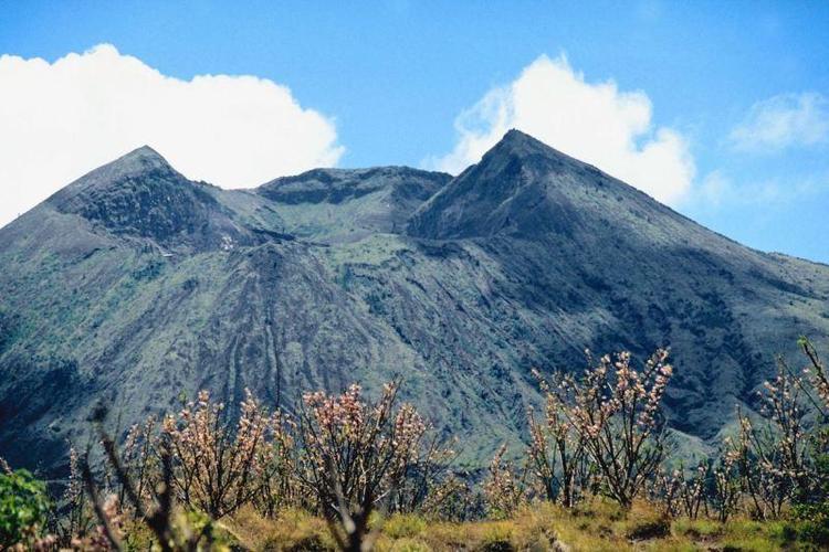 Góra Batur, będąca czynnym wulkanem. Według znawców ezoteryki góra i jezioro Batur są zaliczane do 1