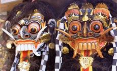 Maski wyobrażające Baronga i Rangdę. W mitologii balijskiej Barong (pół-lew, pół-człowiek) symbolizu