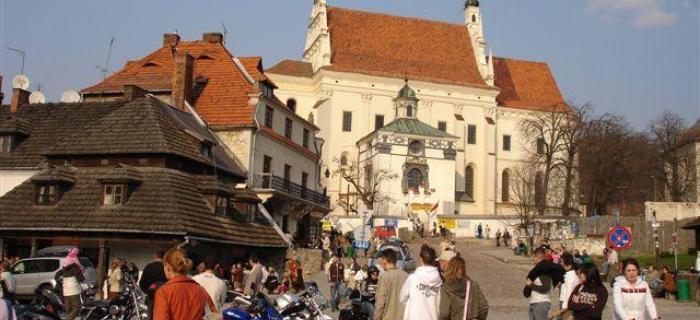 Kazimierz Dolny – w weekendy na Rynku jest wielu turystów