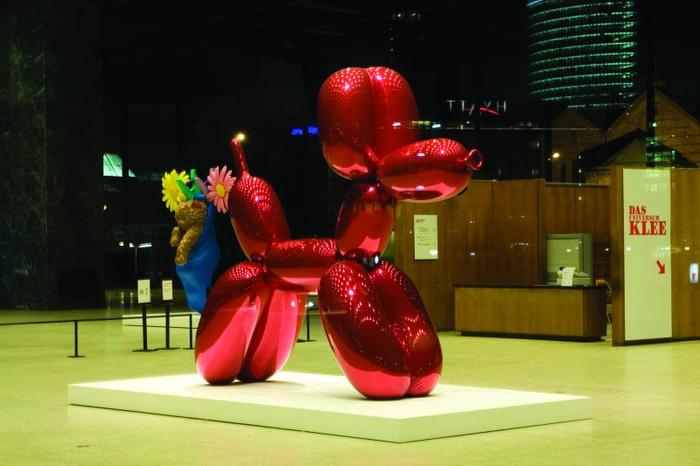 Słynna rzeźba Jeffa Koonsa. Oglądać ją można w holu Neue National Galerie
