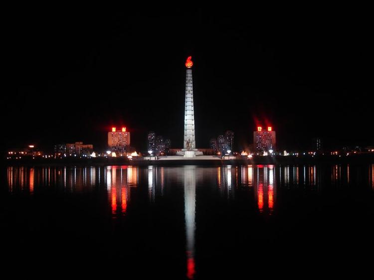 Phenian tonie w ciemnościach. Jedynym świetlistym punktem jest plac Kim Ir Sena. Obok stoi największ
