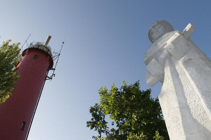Koło latarni morskiej wznosi się pomnik żołnierzy radzieckich. Pamiątka z lat 60. W tym okresie nast