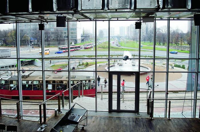 Widok z galerii Rondo Sztuki na Rondzie Ziętka. Pod ziemią przebiega autostrada łącząca Katowice z S