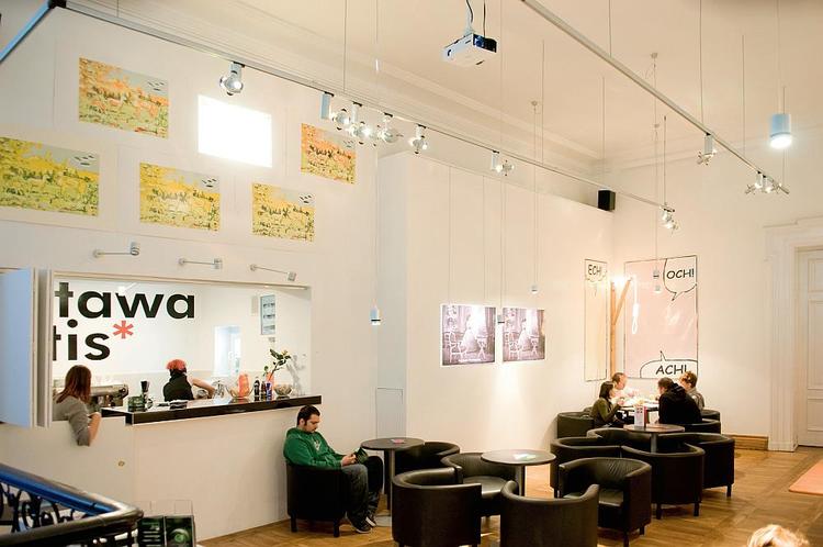 Kawiarnia w domu kultury 13 Muz, założonym przez Konstantego Ildefonsa Gałczyńskiego. 13 Muz to równ