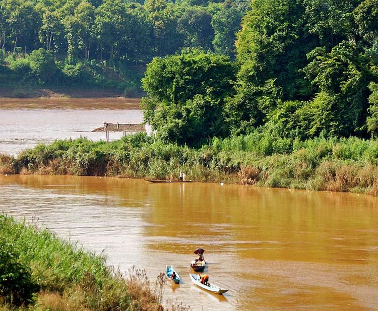 Wszystkie największe miasta w Laosie połozone są nad Mekongiem. Do niektórych wiosek na północy nie 