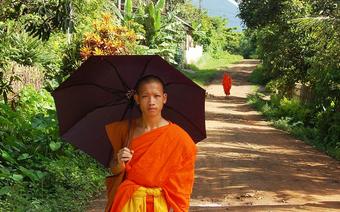 Czarna parasolka, to nieodłączny atrybut mnichów buddyjskich w Laosie