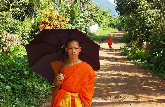 Czarna parasolka, to nieodłączny "atrybut" mnichów buddyjskich w Laosie