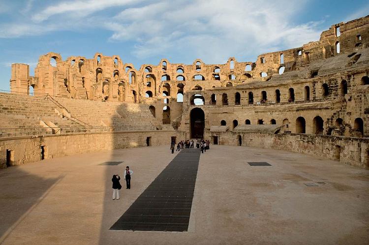 Pozostałości rzymskiego amfiteatru w El Jem. Jest to trzeci co do wielkości amfiteatr na świecie i n