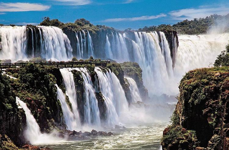 Wodospady Iguazu spływają z terytoriów trzech państw: Argentyny, Brazylii i Paragwaju. Największy z 
