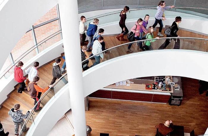 Kręte schody Centrum Sztuki Współczesnej prowadzą z kawiarni na wielkie przestrzenie wystawiennicze