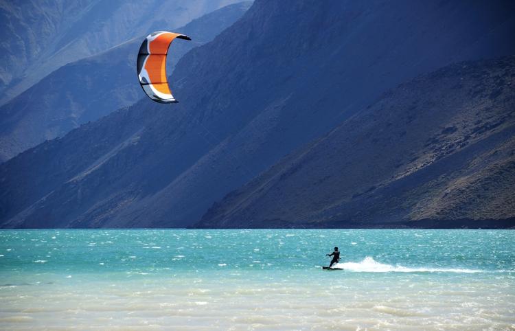 Kitesurfer u wybrzeży Chile