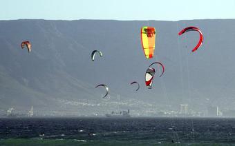 Kitesurferzy w Kapsztadzie