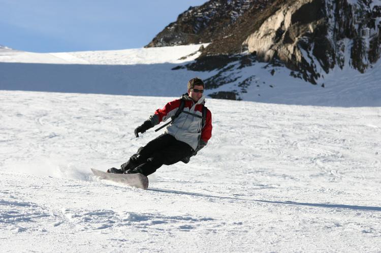 Snowboardzista na stoku w Soelden
