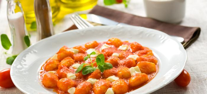 Makaron serowo-ziemniaczany z sosem pomidorowym, mozzarellą i świeżą bazylią