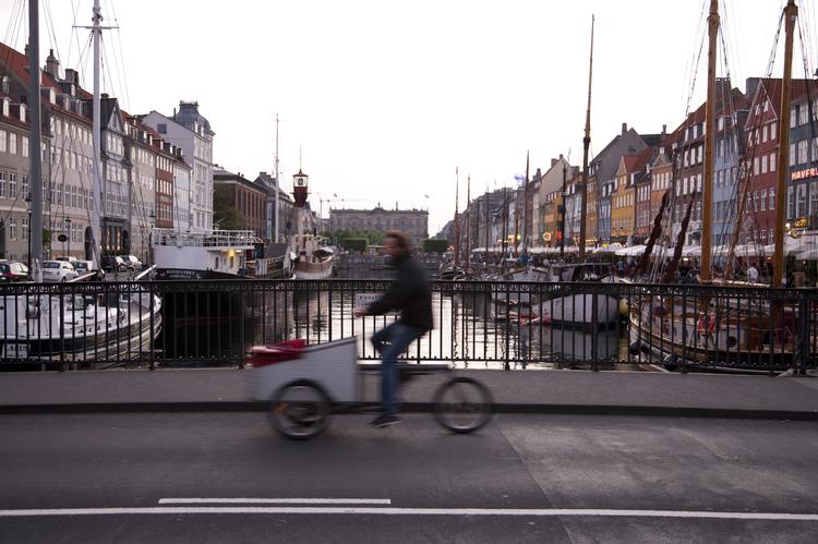 Widok z mostu na kopenhaski port Nyhavn