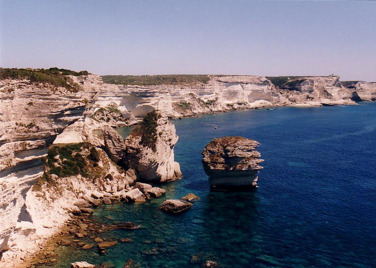 Wybrzeże klifowe w okolicach Bonifacio. Korsyka
