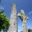Krzyż Celtycki i ruiny opactwa. Irlandia