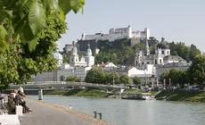 Widok na starą część Salzburga i fortecę Salzburg Wysoki