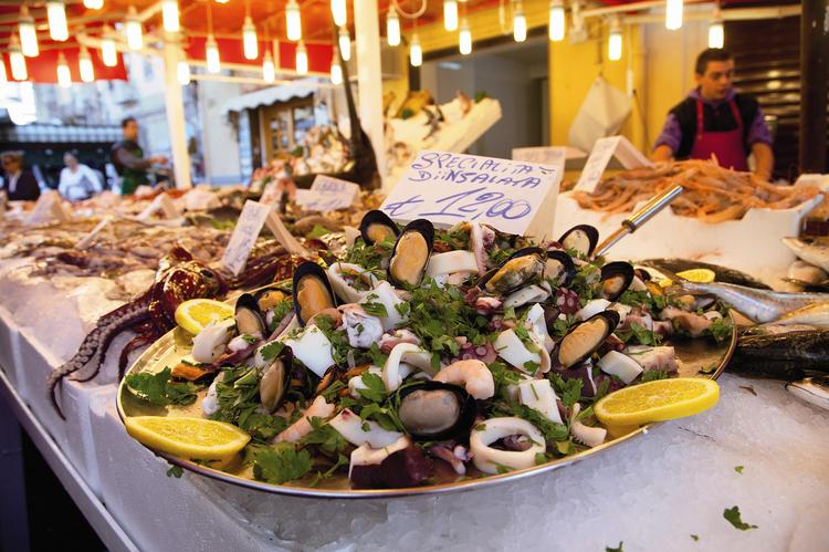 Na wielu targach Palermo dostać można nie tylko świeże kalmary, małże, krewetki czy ośmiornice, ale także gotowe dania i sałatki z owocami morza