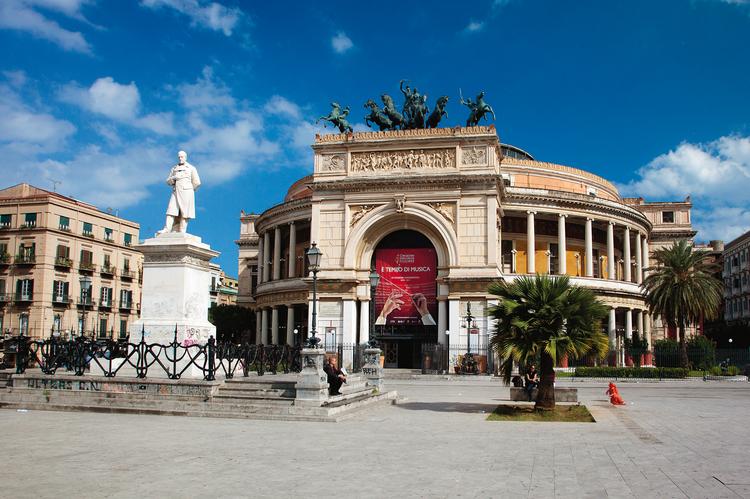 Centralnym punktem Piazza Politeama jest wzniesiony w XIX wieku Teatro Polteama Garibaldi