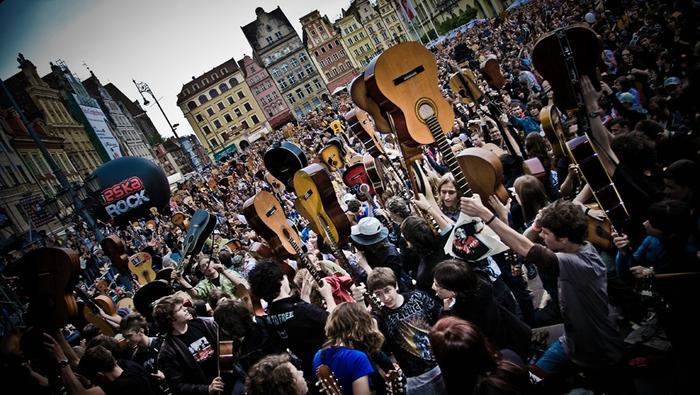 Po współnym wystepie rekordziści tradycyjnie wznoszą instrumenty do góry.