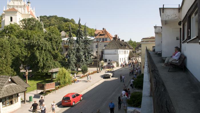 Uliczki Kazimierza w weekendy zaludniają się leniwie spacerującymi turystami