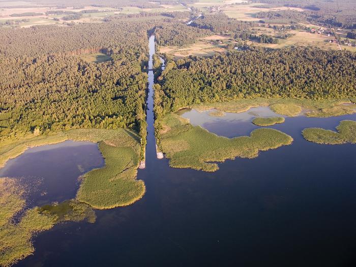 Podróż mazurskim szlakiem ułatwiają kanały łączące położne blisko siebie jeziora