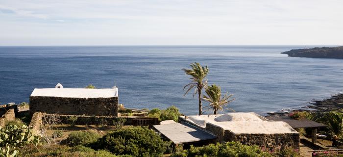 Pantelleria jest tak niewielką, a przy tym górzystą wyspą, że w zasadzie z każdego jej miejsca roztacza się wspaniały widok na lazurowe morze.