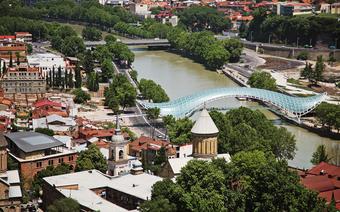 Most Pokoju w Tbilisi przecina rzekę Kurę. Zaprojektowany został przez włoskiego architekta Michelle de Lucchi