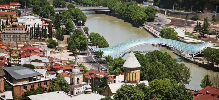 Most Pokoju w Tbilisi przecina rzekę Kurę. Zaprojektowany został przez włoskiego architekta Michelle de Lucchi