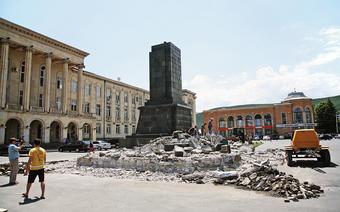Ostatni pomnik Stalina w Gori. Kiedy przejeżdżałem przez miasto, robotnicy właśnie zrównywali go z ziemią.