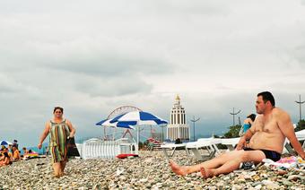 Kamienna plaża w Batumi. W tle hotel Sheraton.