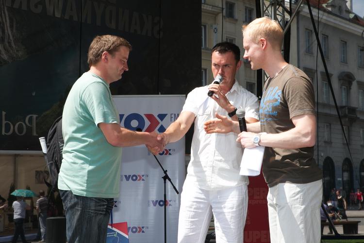 Prowadzący imprezę Toni Hyyryläinen oraz Dariusz Maląg