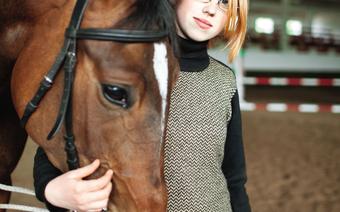 Agnieszka przyjechała do Rezydencji Myśliwskiej na praktyki. Lonżuje jednego z najspokojniejszych młodych koni w stadninie – Kliwię