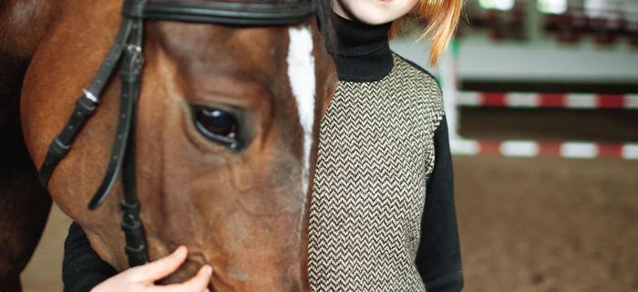 Agnieszka przyjechała do Rezydencji Myśliwskiej na praktyki. Lonżuje jednego z najspokojniejszych młodych koni w stadninie – Kliwię