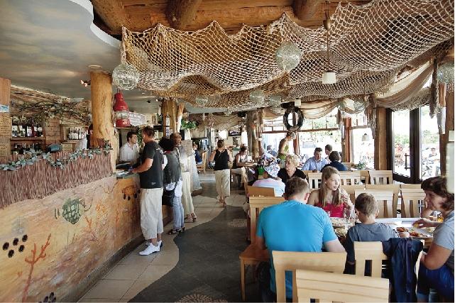Na sopockiej plaży pełno jest punktów gastronomicznych ze świeżymi rybami. Zdaniem miejscowych najlepsze podają w barze „Przystań”