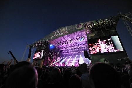  Na festiwalu Open'er co roku bawią się wielotysięczne tłumy spragnione dobrej muzyki na światowym poziomie