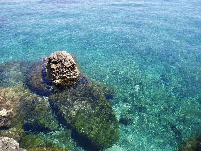 przezroczysta woda to powszechny obrazek na cypryjskim wybrzeżu