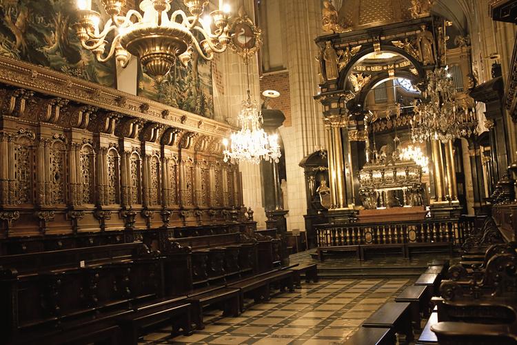 Katedra Wawelska przez ponad 400 lat była kościołem królewskim. Odbywały sie tu koronacje chrzciny, pogrzeby i najważniejsze ceremonie państwowe.