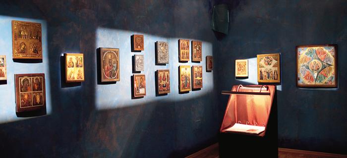 Przy dźwiękach muzyki cerkiewnej rozświetlają się kolejne sale Muzeum Ikon urządzonego w prawosławnym moasterze w Supraślu
