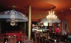 Piotrowska to największe skupisko modnych restauracji, knajp, i klubów w Łodzi. Wśród nich doskonała restauracja indyjska Ganesh