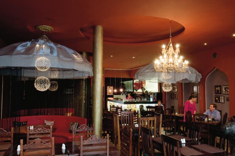 Piotrowska to największe skupisko modnych restauracji, knajp, i klubów w Łodzi. Wśród nich doskonała restauracja indyjska Ganesh