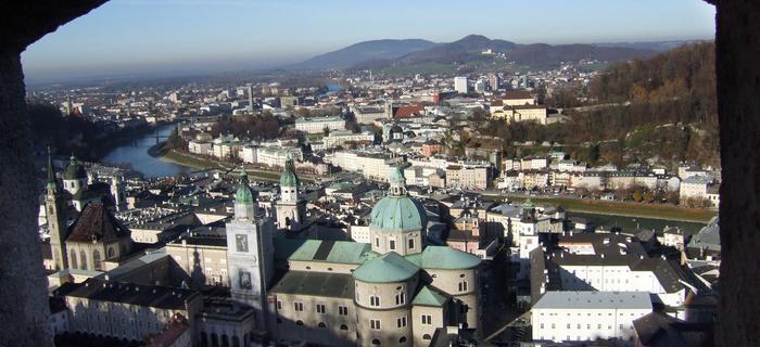 Widok na stare miasto w Salzburgu