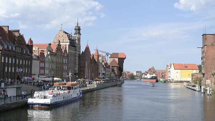 Brzeg Motławy ze słynnym żurawiem - wizytówką Gdańska