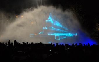 Pokaz fontann na warszawskim Podzamczu