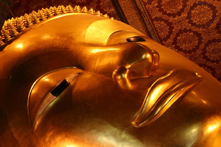 Posąg leżącego Buddy w świątyni w Bangkoku